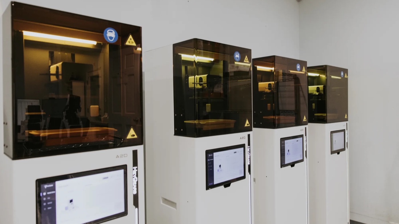 Row of 3D printers in the IDA laboratory, used to print models and the prototypes tried in before a full arch is finished